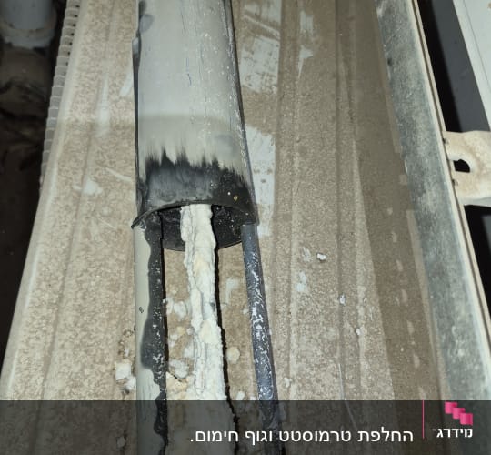 גוף חימום עם אבנית על משטח מתכת